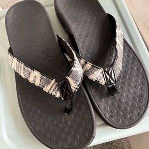 VIONIC Tide flip flops